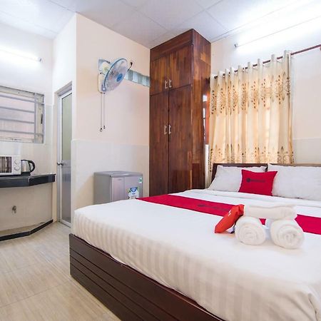 Отель Reddoorz Near Khu Che Xuat Tan Thuan 2 Хошимин Экстерьер фото