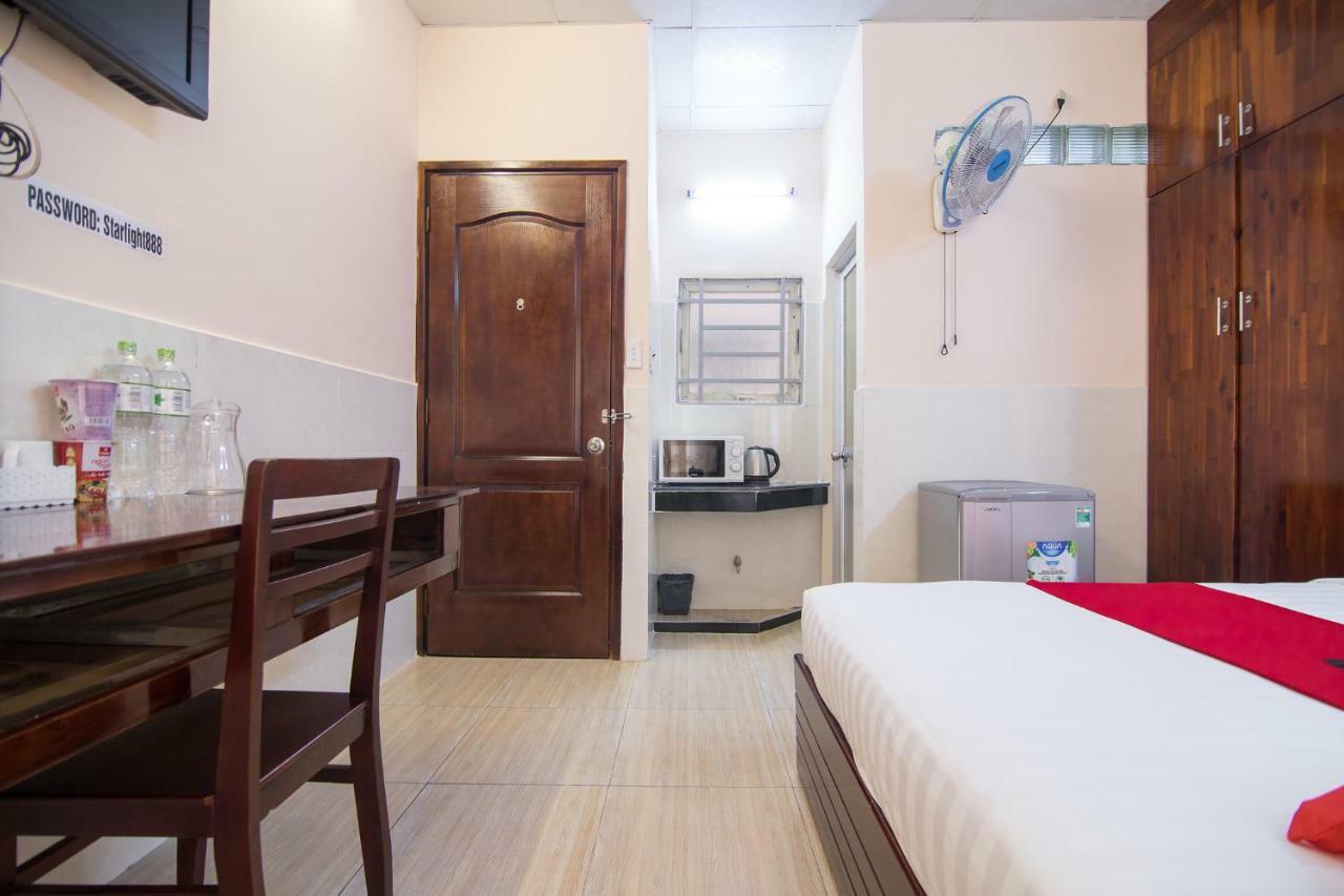 Отель Reddoorz Near Khu Che Xuat Tan Thuan 2 Хошимин Экстерьер фото