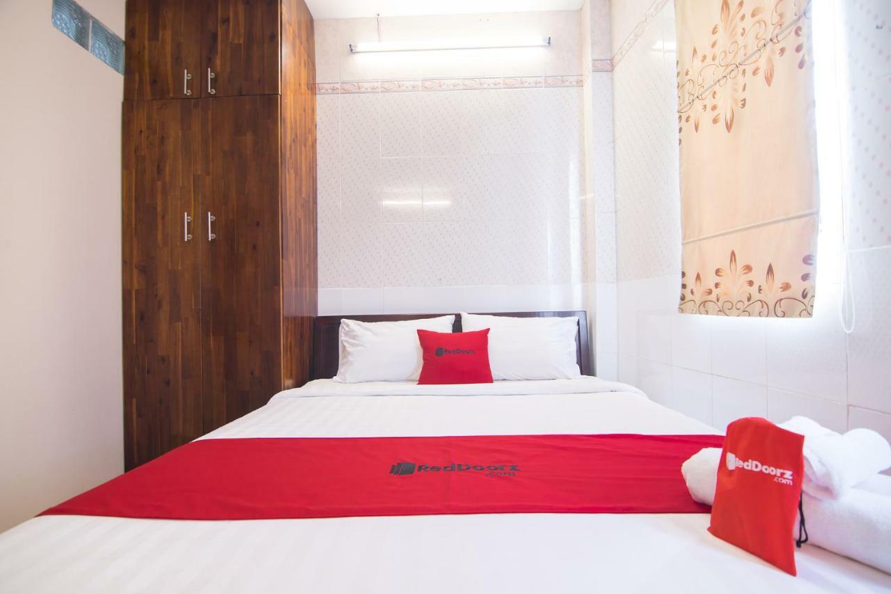 Отель Reddoorz Near Khu Che Xuat Tan Thuan 2 Хошимин Экстерьер фото
