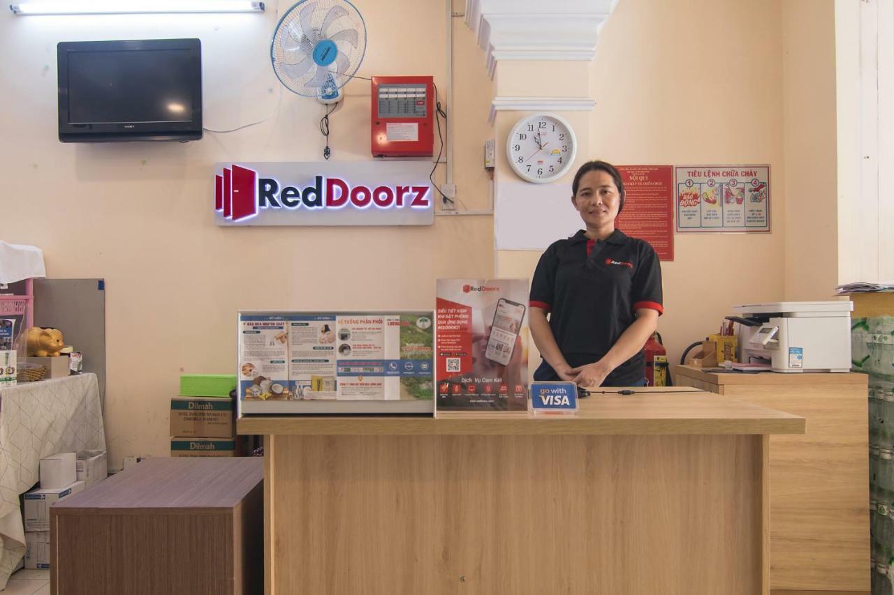 Отель Reddoorz Near Khu Che Xuat Tan Thuan 2 Хошимин Экстерьер фото