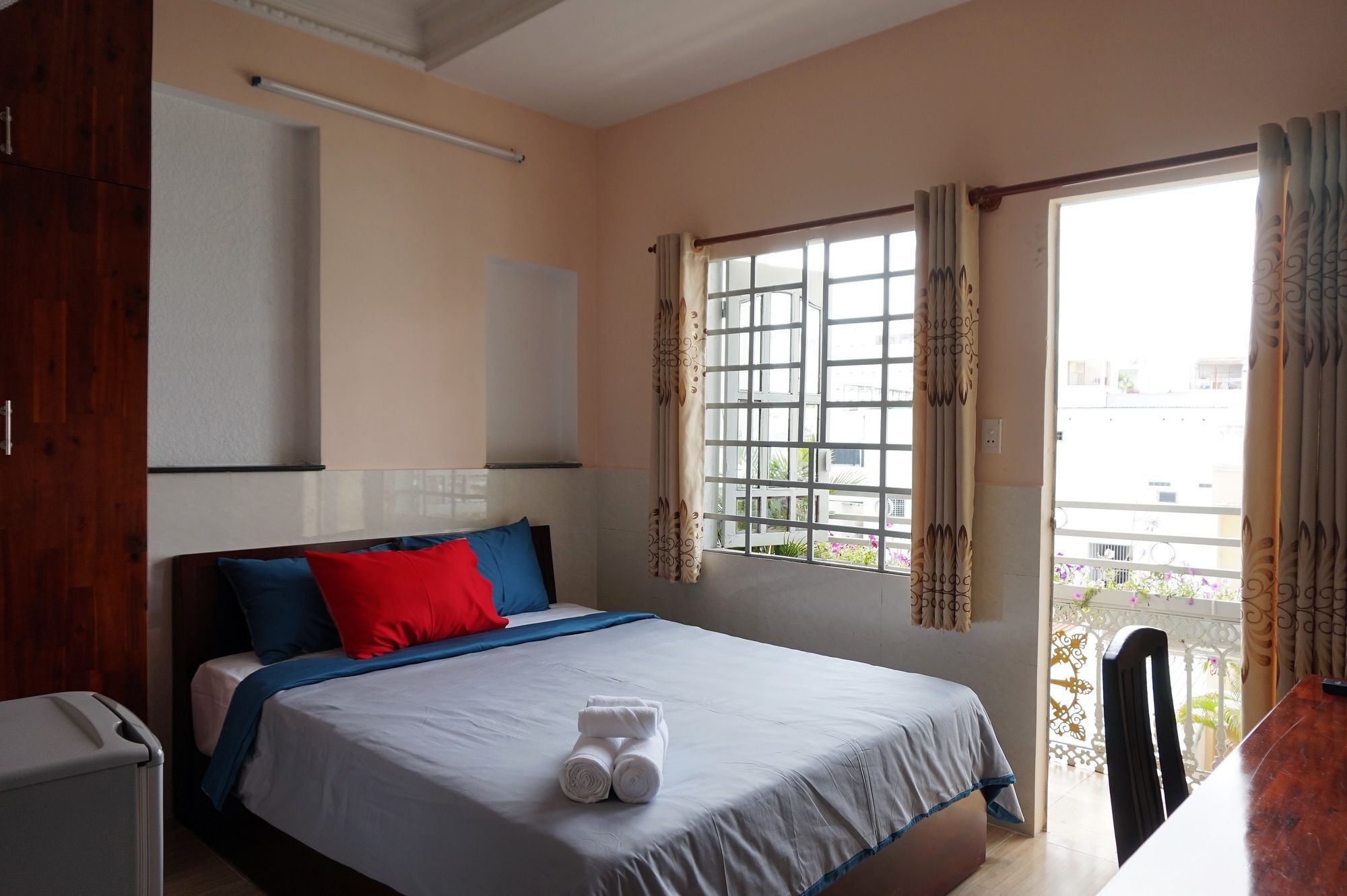 Отель Reddoorz Near Khu Che Xuat Tan Thuan 2 Хошимин Экстерьер фото