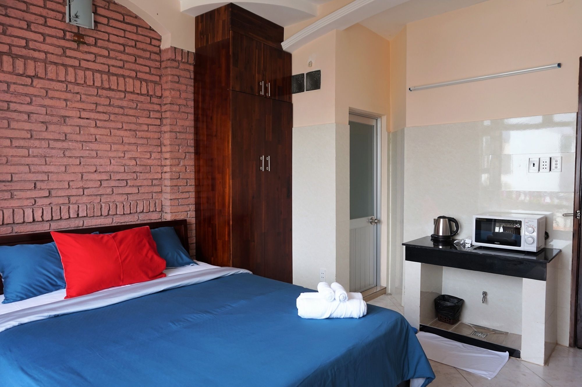Отель Reddoorz Near Khu Che Xuat Tan Thuan 2 Хошимин Экстерьер фото