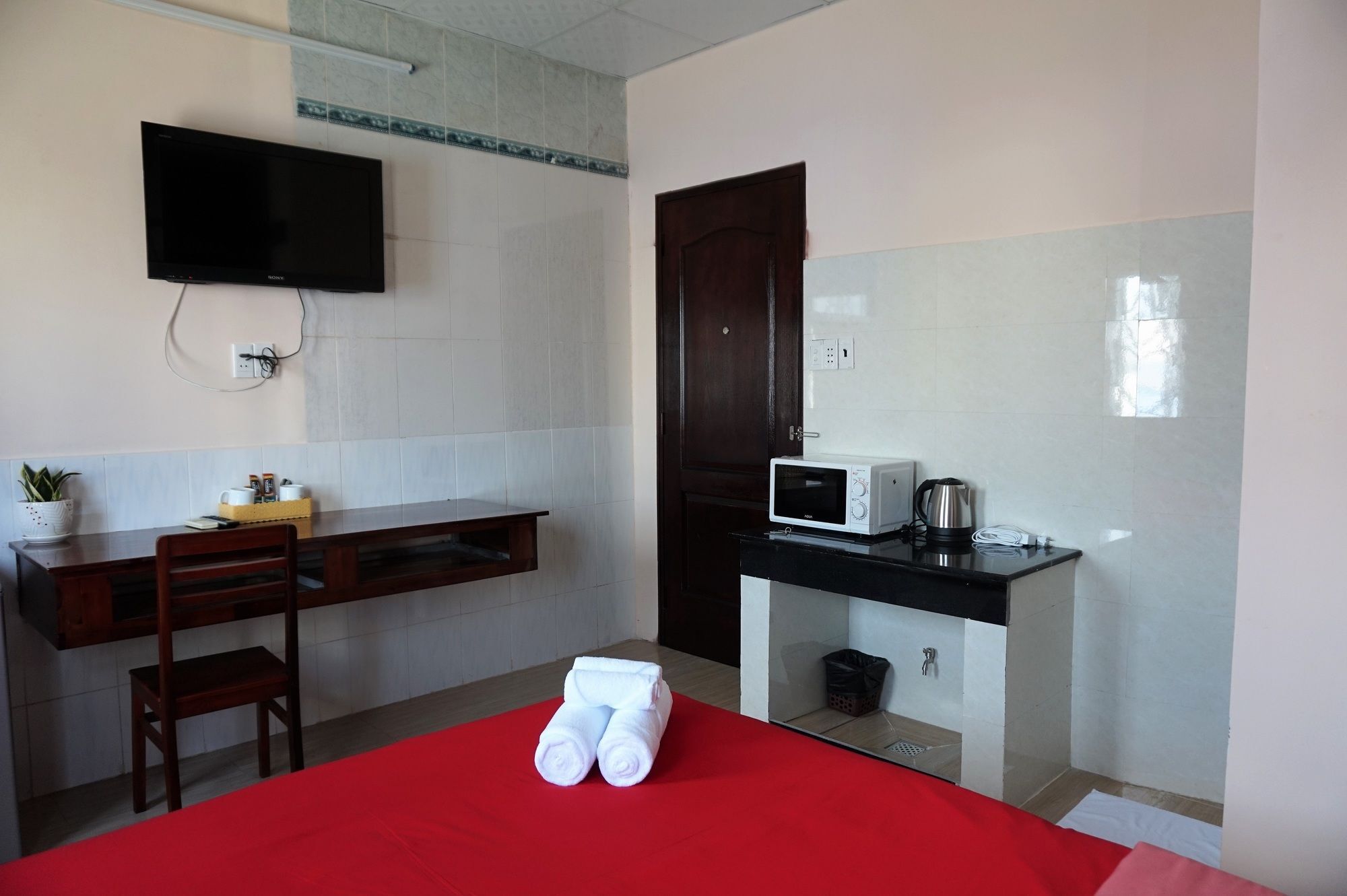 Отель Reddoorz Near Khu Che Xuat Tan Thuan 2 Хошимин Экстерьер фото